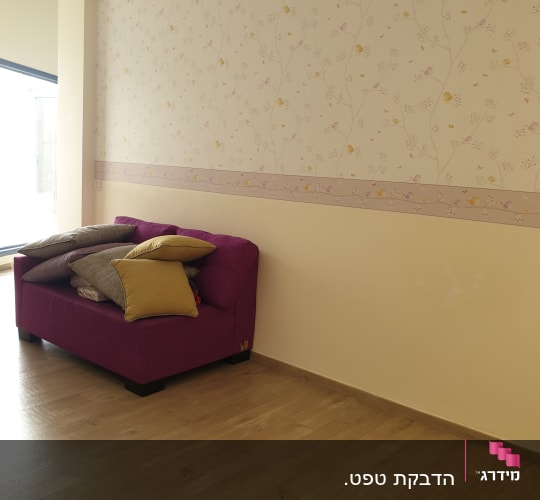 קיר עם טפט פרחים עדין בגוונים בהירים